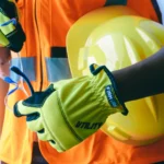 Perlengkapan alat pelindung diri seperti helm dan sarung tangan keselamatan kerja